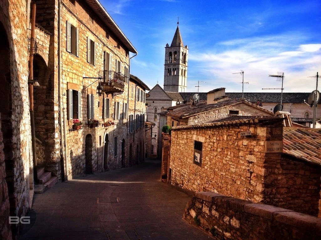 Assisi Italy Alleyway © The Blonde Gypsy