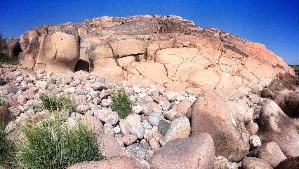 Summer Vibes from Finland's Archipelago: Nagu, Kökar & Mariehamn 31 Rock piles on Källskär Finland © The Blonde Gypsy